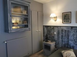 1 dormitorio con 1 cama y 1 lámpara en una mesa en Les Tamaris, en Campsegret