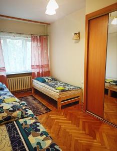 1 dormitorio con 2 camas y ventana en Ratuszowy en Włocławek