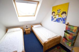 ノルデンにあるBenteのベッド2台と窓が備わる小さな客室です。