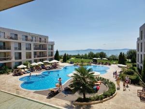 una vista sulla piscina di un resort di Diamond Beach Sarafovo by KP a Burgas