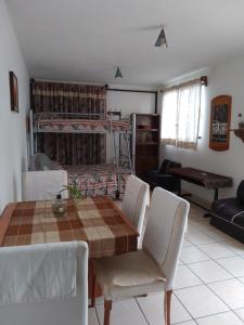 a living room with a table and chairs and a bed at Sweet Home in Tequisquiapan