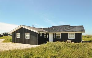 ロンストラップにあるStunning Home In Hjrring With Sauna, Private Swimming Pool And Indoor Swimming Poolの白黒家