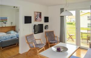 HalsにあるStunning Apartment In Hals With 2 Bedrooms And Wifiのリビングルーム(椅子2脚、テーブル付)