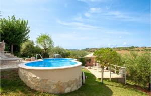 una grande piscina nel cortile di una casa di Beautiful Home In Arcevia With House A Panoramic View ad Arcevia