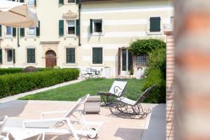 un grupo de sillas sentadas frente a un edificio en Madonna Villa Baietta, en Verona