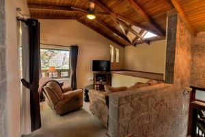 un soggiorno con divano e TV di Luxurious Lake Front Propertyfamiliescouples a Cerro de Oro