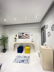 ein Wohnzimmer mit einer Bank und einem Tisch in der Unterkunft Luxury Studio House 589-5 in Madinat as-Sadis min Uktubar