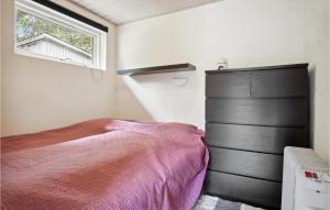 En eller flere senge i et værelse på Stunning Home In rsted With Wifi