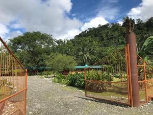 un cancello arancione di fronte a un giardino di Yejos a Dos Brazos