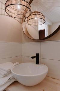 Vonios kambarys apgyvendinimo įstaigoje Chimay : La Chambre Dorée de la Grand Place