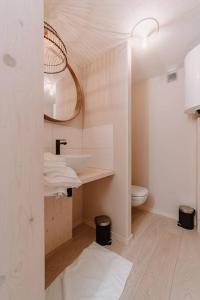 La salle de bains est pourvue d'un lavabo et de toilettes. dans l'établissement Chimay : La Chambre Dorée de la Grand Place, à Chimay