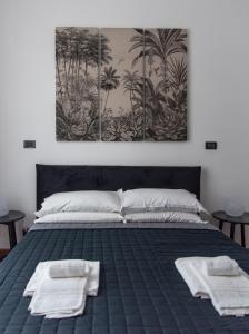 1 dormitorio con 1 cama con toallas en Pura Vida, en Roma