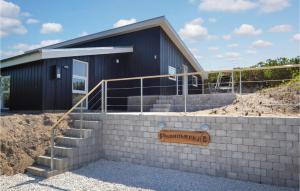 un edificio con una escalera frente a una casa en Nice Home In Hvide Sande With Kitchen en Hvide Sande