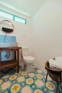 La salle de bains est pourvue de toilettes, d'un lavabo et d'un miroir. dans l'établissement La Cabaña - Monte Jazmín, à Pereira