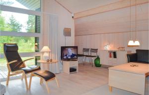 NordostにあるBeautiful Home In Sby With 3 Bedrooms, Sauna And Wifiのリビングルーム(ソファ、テレビ付)