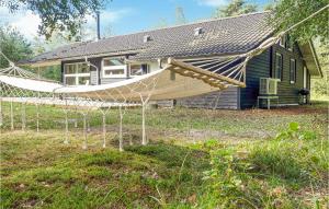 NordostにあるBeautiful Home In Sby With 3 Bedrooms, Sauna And Wifiの船が家に結ばれている