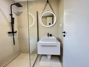 La salle de bains est pourvue d'un lavabo et d'un miroir. dans l'établissement Brand new, 1 bedroom apartment Poreč, à Poreč