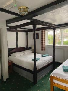 um quarto com duas camas num quarto em The King's Lodge Hotel em Kings Langley