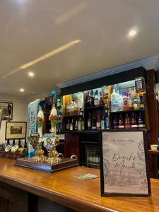 un bar con un trofeo encima en The King's Lodge Hotel, en Kings Langley