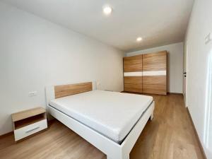 - une chambre avec un lit blanc et du parquet dans l'établissement Brand new, 1 bedroom apartment Poreč, à Poreč