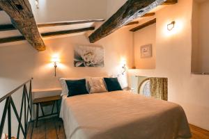 een slaapkamer met een groot bed in een kamer bij Relais L'Antico Convento in Galera