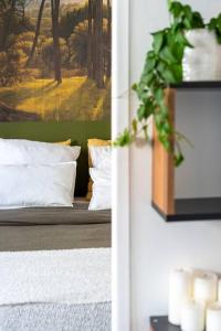 um quarto com uma cama com almofadas brancas e um quadro em Appartement avec terrasse proche Panier em Marselha