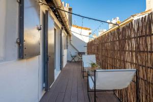 uma varanda com cadeiras, uma mesa e uma cerca em Appartement avec terrasse proche Panier em Marselha