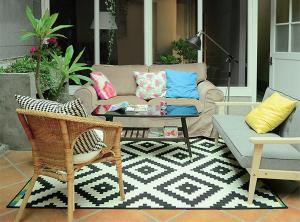 un patio con sofá, mesa y sillas en Happy Taipei Hostel - Share House - Monthly en Taipéi