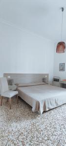 1 dormitorio con 1 cama grande y 1 silla en Il Quadrifoglio Room& Suite, en Palermo