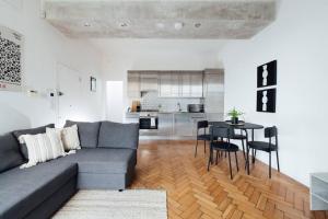 a living room with a couch and a table with chairs at Modern 1BD Flat -Stoke Newington in London