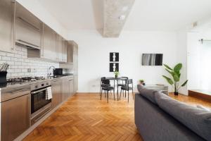 a kitchen with a couch and a table in it at Modern 1BD Flat -Stoke Newington in London