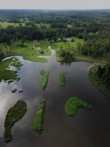 una vista aérea de un grupo de islas en un lago en Atpūtas vieta Jaunkārkliņi, 