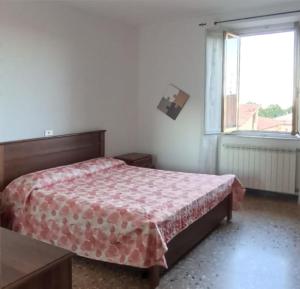 Schlafzimmer mit einem Bett und einem Fenster in der Unterkunft La casa di Ali in Abbadia San Salvatore