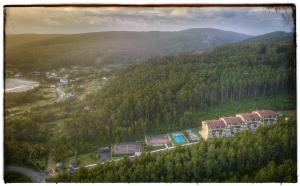 uma vista aérea de um resort nas montanhas em Apartamento Ultreia - Estorde em Cee