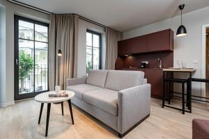 奧茨巴德賓茲的住宿－Gustav Appartements，客厅配有沙发和桌子