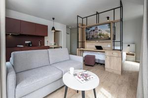 Gustav Appartements في بينز: غرفة معيشة مع أريكة وطاولة
