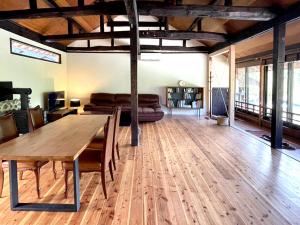 - un salon avec une table en bois et un canapé dans l'établissement Yananose house, 