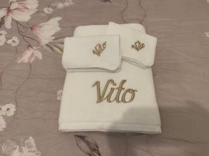 Deux serviettes blanches avec le mot virgo sur elles dans l'établissement Vito’s Freedom House, à Manille