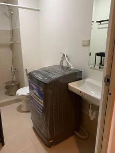 La salle de bains est pourvue d'une poubelle et d'un lavabo. dans l'établissement Vito’s Freedom House, à Manille