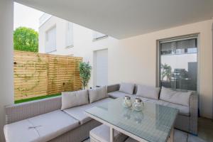- un salon avec un canapé et une table dans l'établissement Confort Familial/Professionnel aux Portes de Paris, à Bezons