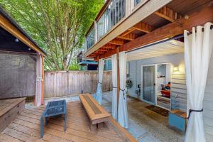 a porch with a wooden bench and a wooden fence at Woodin-villa in Woodinville