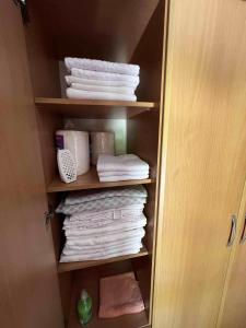 armadio con asciugamani e una pila di asciugamani di Vikendica Green Forest, Zenica a Zenica