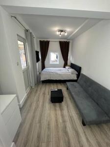 Ein Bett oder Betten in einem Zimmer der Unterkunft Large studio flat with garden