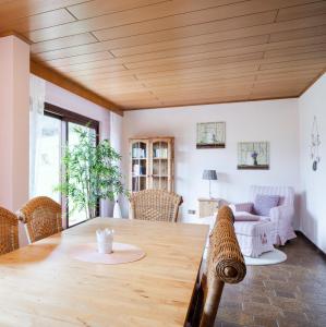 uma sala de estar com uma mesa e um sofá em Ferienwohnung Sonnenblume 