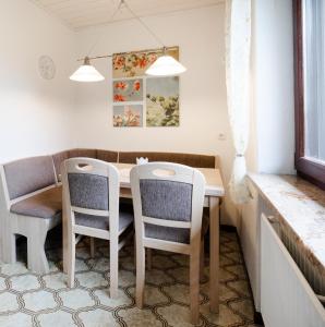 uma sala de jantar com uma mesa e duas cadeiras em Ferienwohnung Sonnenblume 