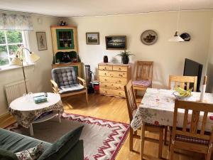 - un salon avec une table et des chaises dans l'établissement Cozy cottage close to Farjestaden, à Färjestaden