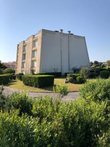 un gran edificio en medio de un parque en Studio Bords de plage, en Saint-Jean-de-Monts