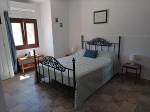 a bedroom with a black bed and a window at Casa Celeste Trabuco in Villanueva del Trabuco