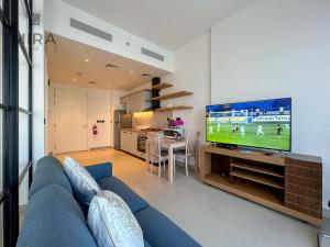 TV a/nebo společenská místnost v ubytování Mira Holiday Homes - Serviced 1 bedroom in Dubai Hills