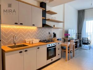 Kuchyň nebo kuchyňský kout v ubytování Mira Holiday Homes - Serviced 1 bedroom in Dubai Hills